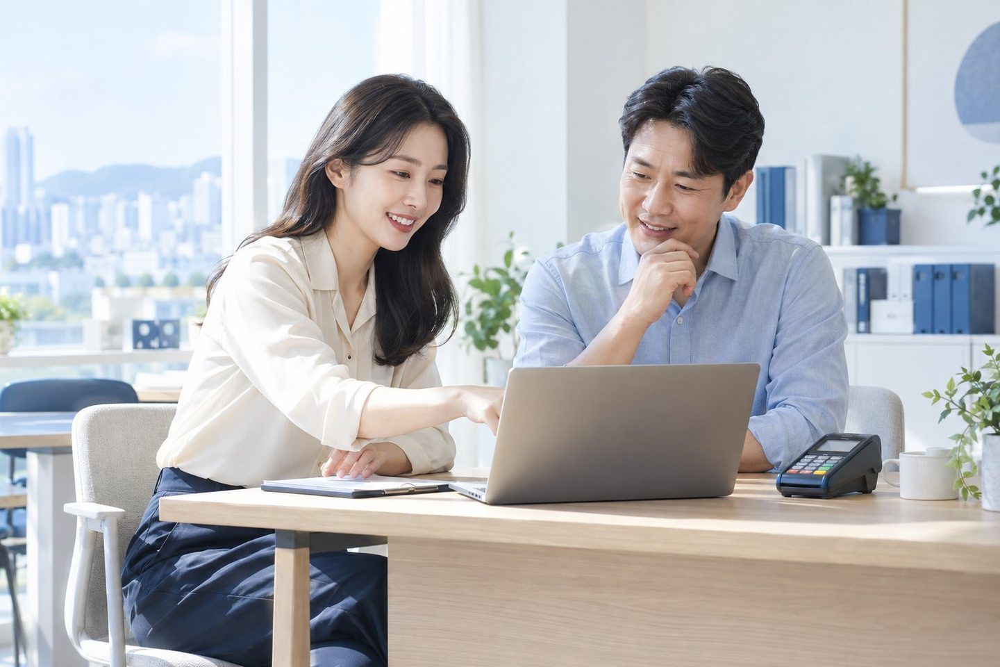 노트북 앞에서 업무 내용을 함께 설명하는 두 사람 — PG 서비스 결제수단 무엇부터 열어야 할까요? 연락 주시면 손님에게 맞는 수단부터 골라 드립니다.